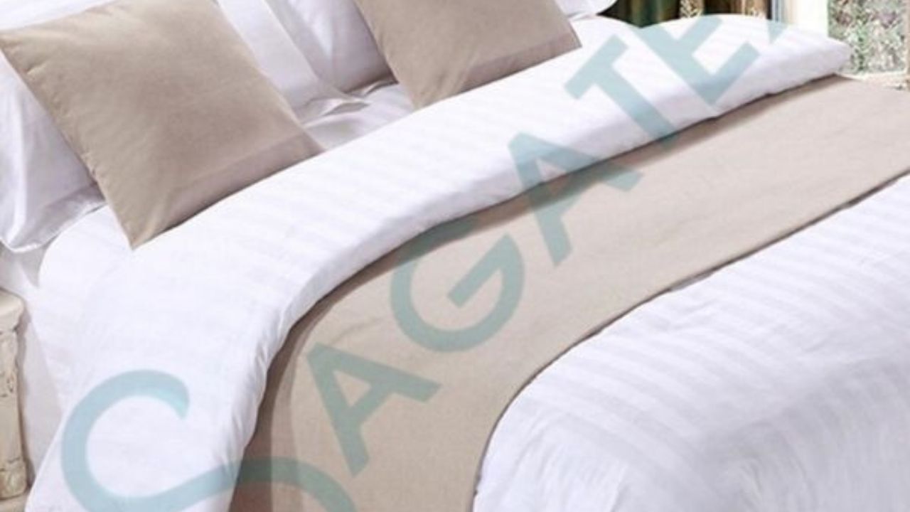 Khăn có hình dáng chữ nhật trải ngang giường khách sạn