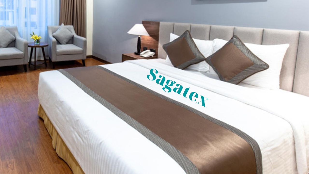 Khăn vắt ngang giường khách sạn có hình chữ nhật trải dài ngang giường